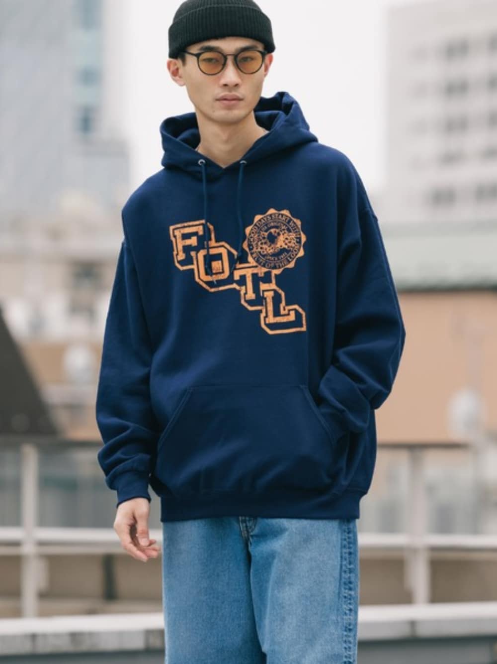 ブルー系のデニムパンツ、ホワイト系のタンクトップ、ブルー系のパーカーを着用したメンズの秋コーディネートの1枚目の写真