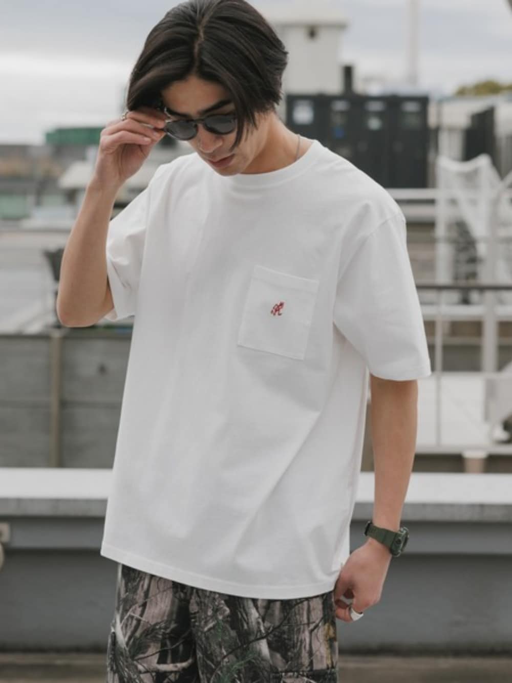 ブラック系のタンクトップ、ホワイト系のTシャツ/カットソー、その他のボクサーパンツを着用したメンズの夏コーディネートの1枚目の写真