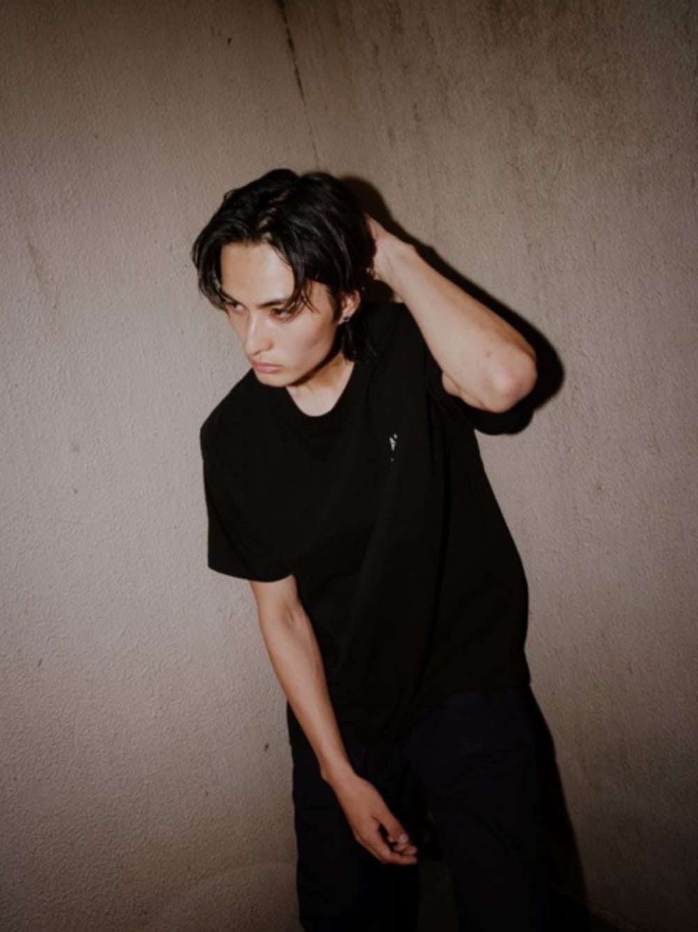 ブラック系のTシャツ/カットソーを着用したメンズの夏コーディネートの1枚目の写真