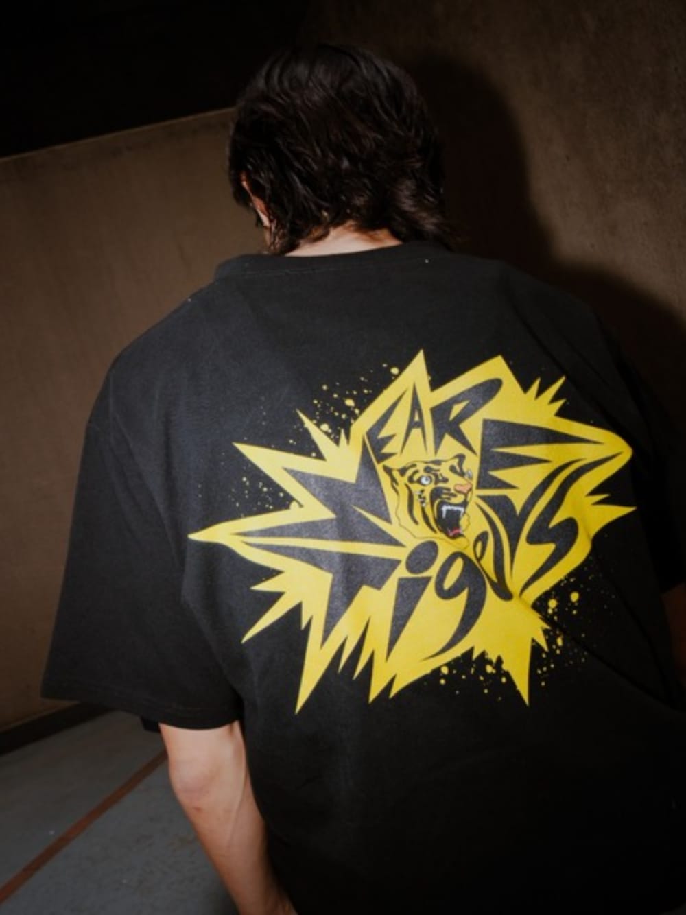 ブラック系のTシャツ/カットソーを着用したメンズの夏コーディネートの1枚目の写真