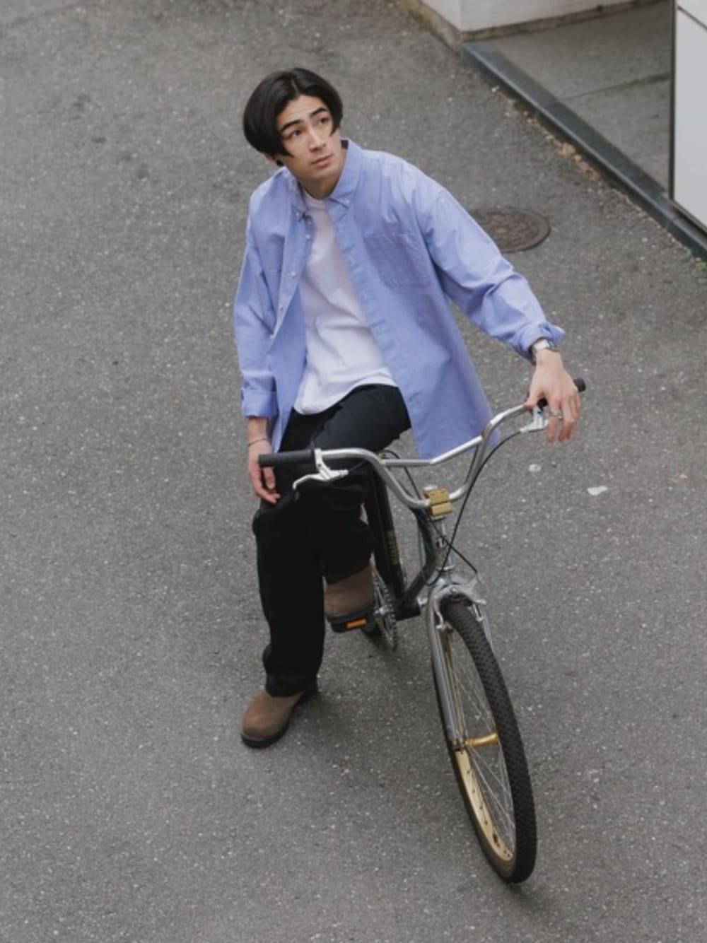 ブラック系のチノパンツ、ブルー系のシャツ/ブラウス、ホワイト系のTシャツ/カットソーを着用したメンズの夏コーディネートの1枚目の写真