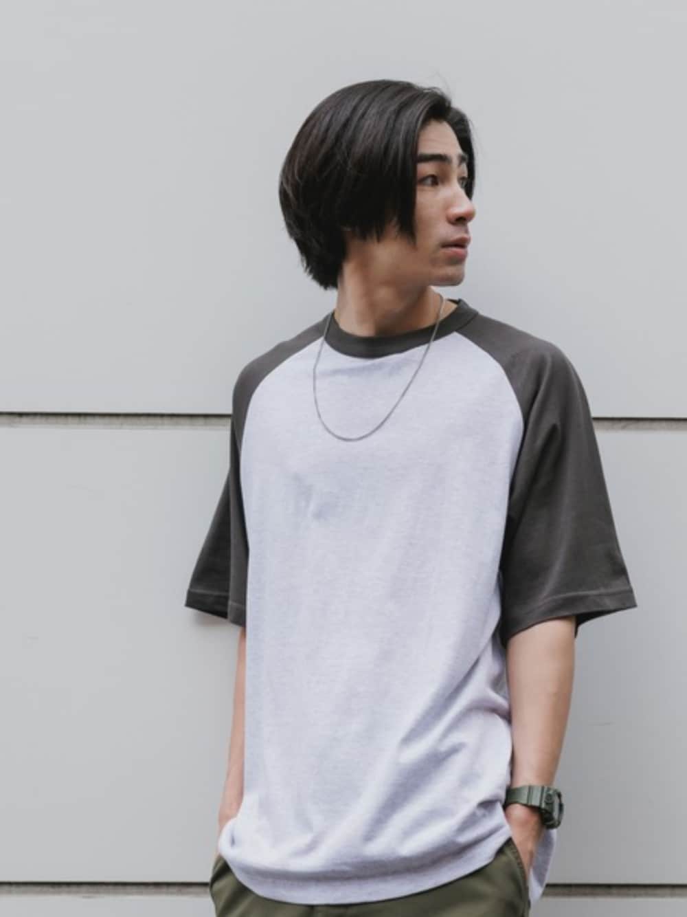 グリーン系のカーゴパンツ、ブラック系のTシャツ/カットソーを着用したメンズの夏コーディネートの1枚目の写真