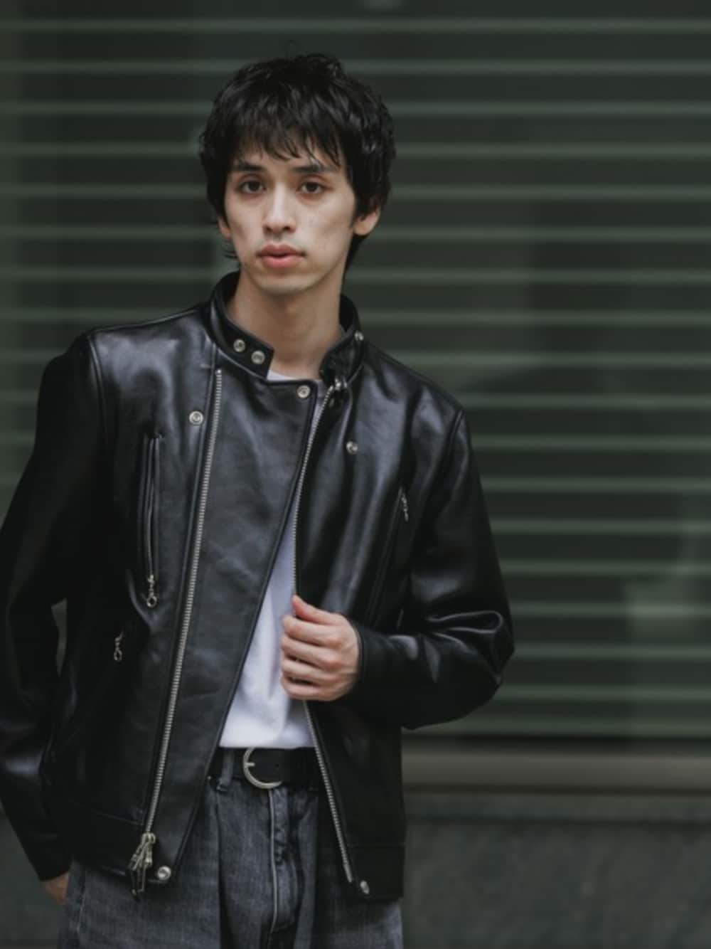 ホワイト系のTシャツ/カットソー、ブラック系のライダースジャケットを着用したメンズの秋コーディネートの1枚目の写真