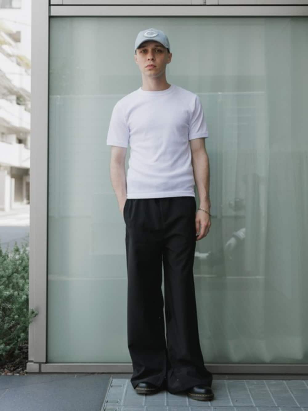 ホワイト系のタンクトップ、ホワイト系のTシャツ/カットソー、ブルー系のキャップを着用したメンズの夏コーディネートの1枚目の写真