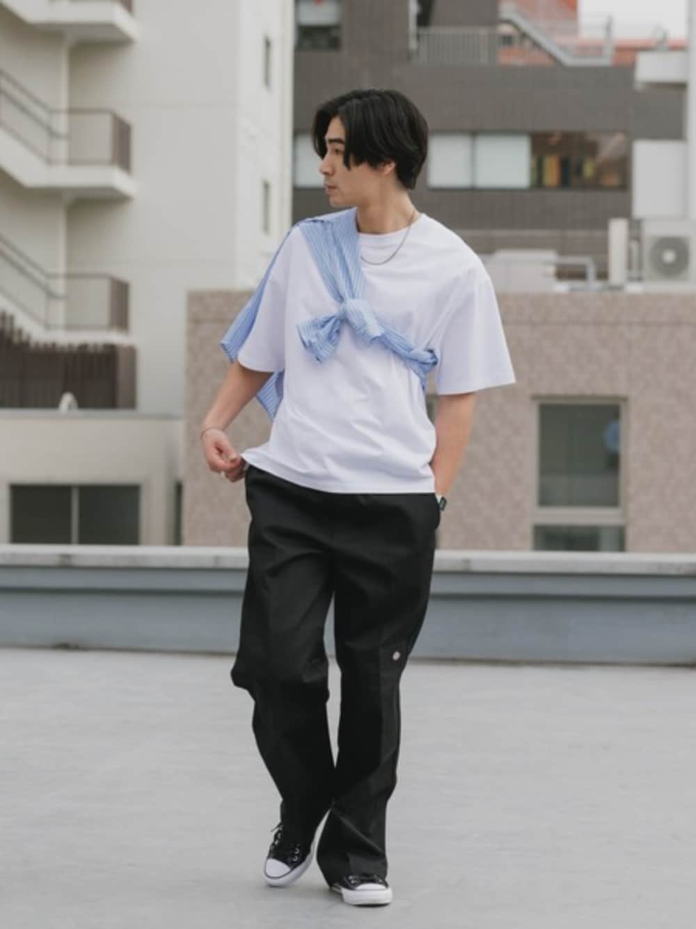 ブラック系のチノパンツ、ブルー系のシャツ/ブラウス、ホワイト系のTシャツ/カットソーを着用したメンズの夏コーディネートの1枚目の写真