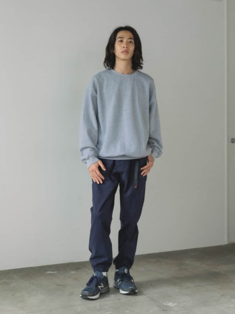 ホワイト系のTシャツ/カットソー、ブルー系のカーゴパンツを着用したメンズの夏コーディネートの1枚目の写真