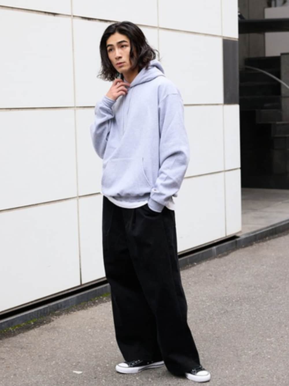 ホワイト系のTシャツ/カットソー、グレー系のパーカーを着用したメンズの春コーディネートの1枚目の写真