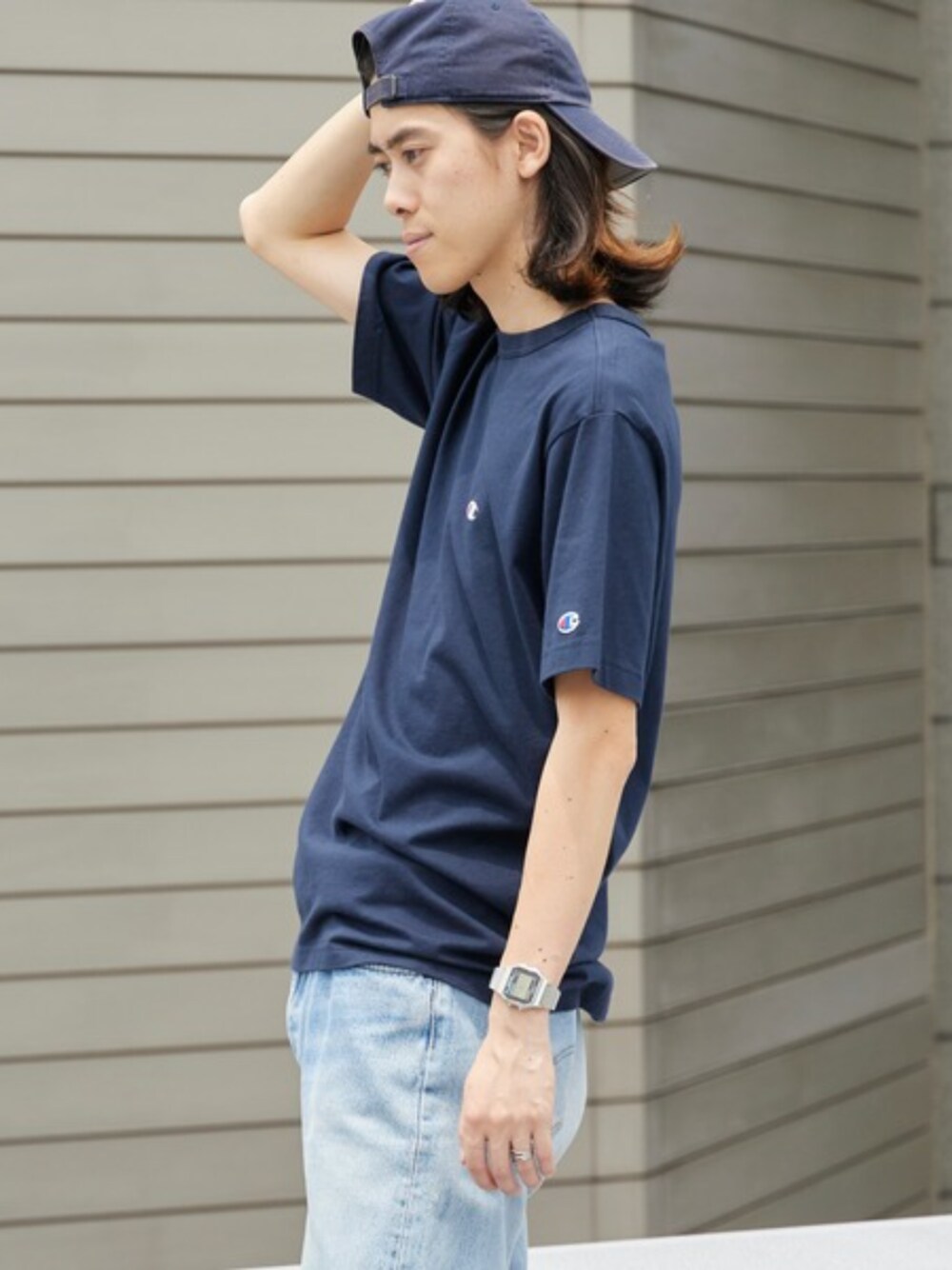ブルー系のTシャツ/カットソー、ブルー系のキャップを着用したメンズの夏コーディネートの1枚目の写真