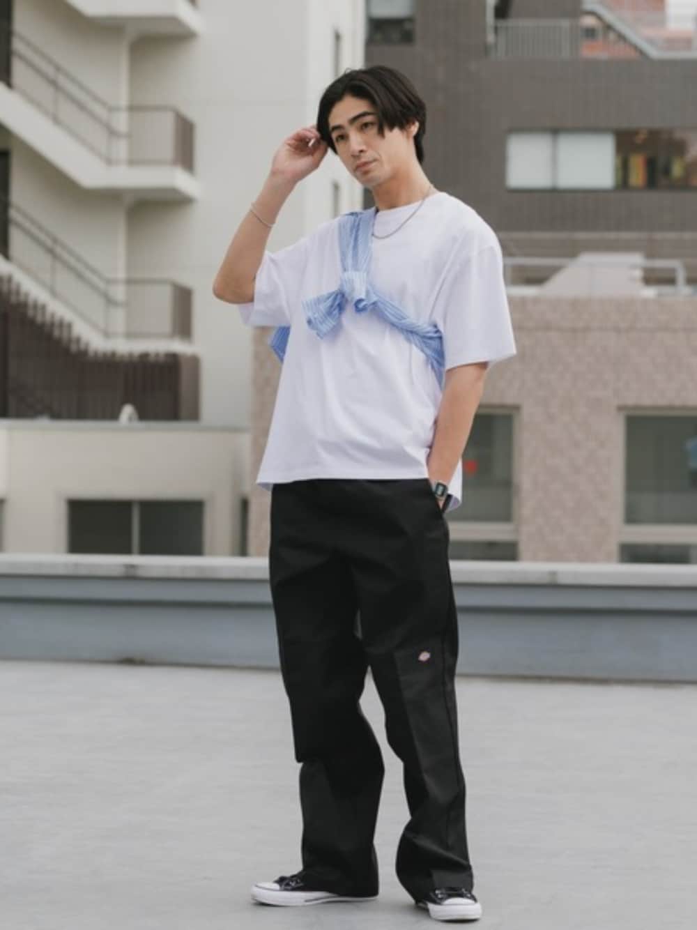 ブラック系のチノパンツ、ブルー系のシャツ/ブラウス、ホワイト系のTシャツ/カットソーを着用したメンズの夏コーディネートの1枚目の写真