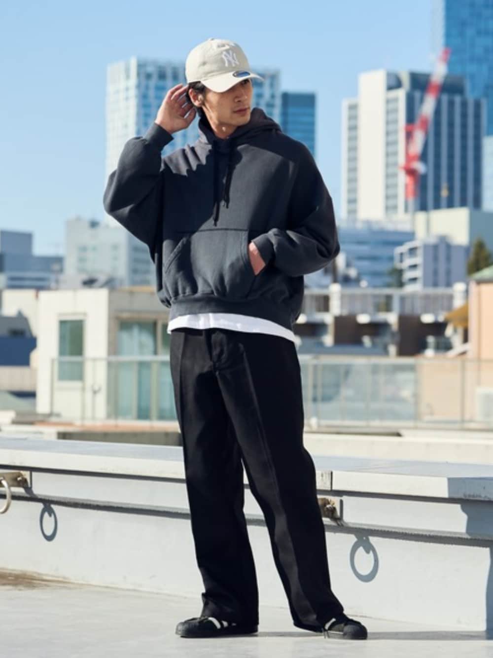 ホワイト系のTシャツ/カットソー、ブラック系のチノパンツ、ホワイト系のソックス/靴下を着用したメンズの夏コーディネートの1枚目の写真