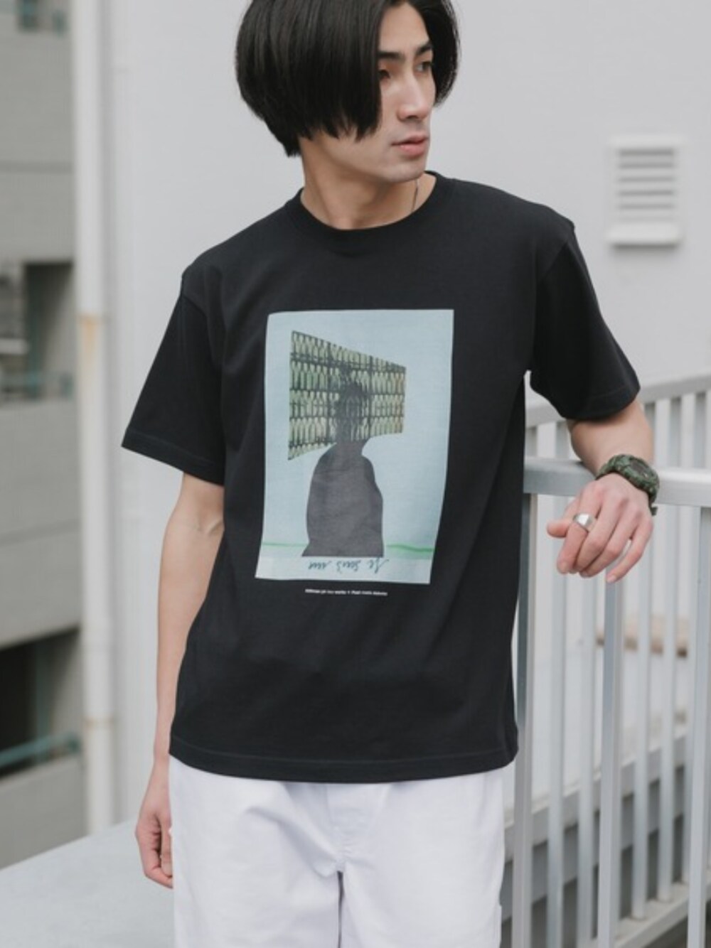 ブラック系のTシャツ/カットソーを着用したメンズの春コーディネートの1枚目の写真