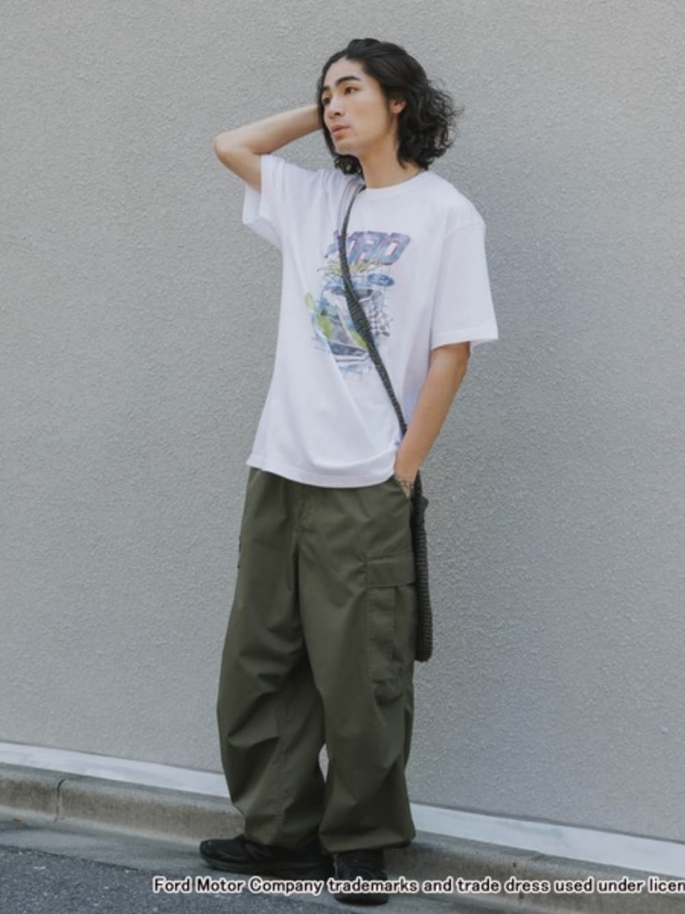 ホワイト系のTシャツ/カットソーを着用したメンズの秋コーディネートの1枚目の写真