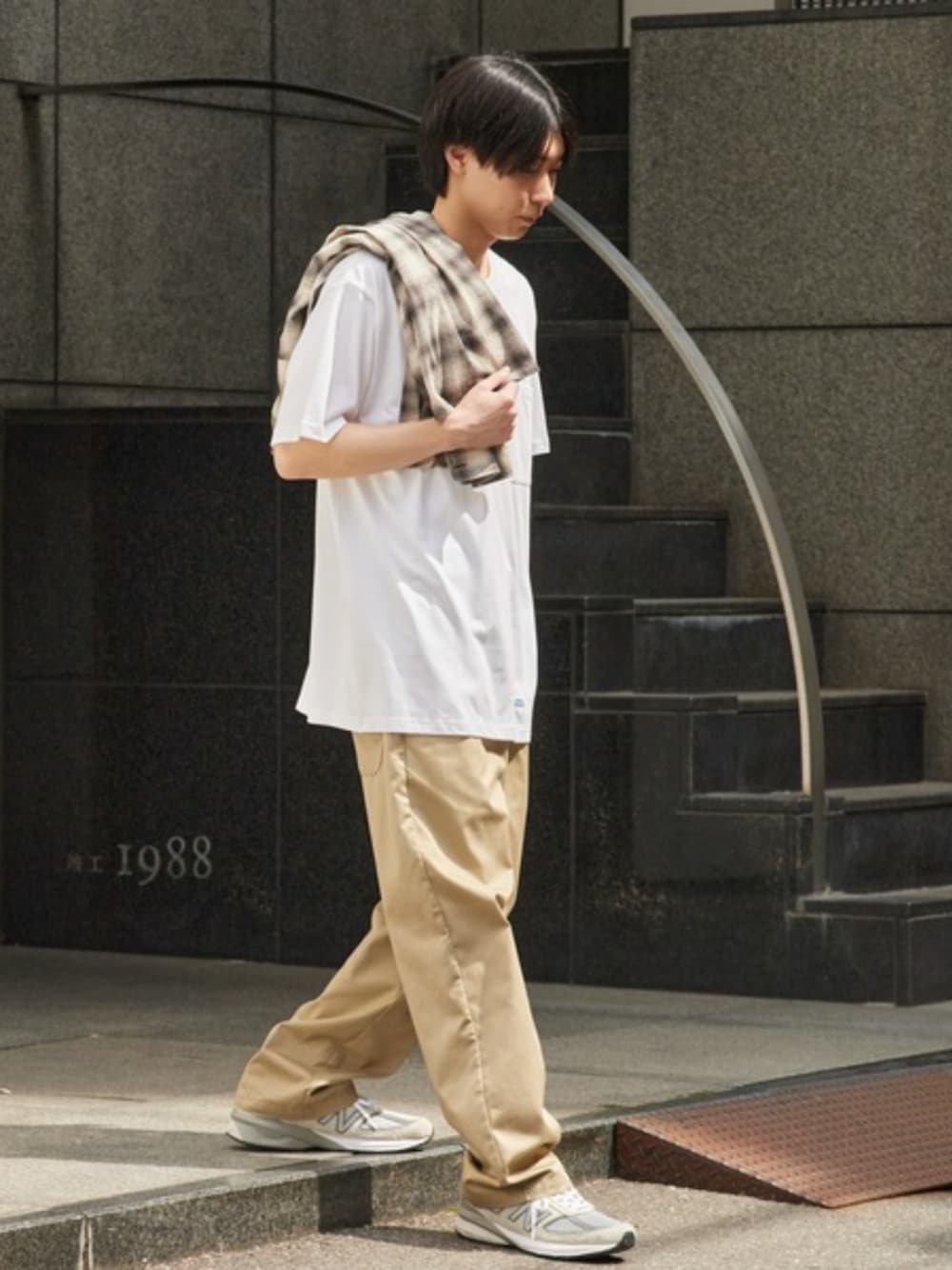 ホワイト系のタンクトップ、ホワイト系のTシャツ/カットソー、ホワイト系のソックス/靴下を着用したメンズの夏コーディネートの1枚目の写真