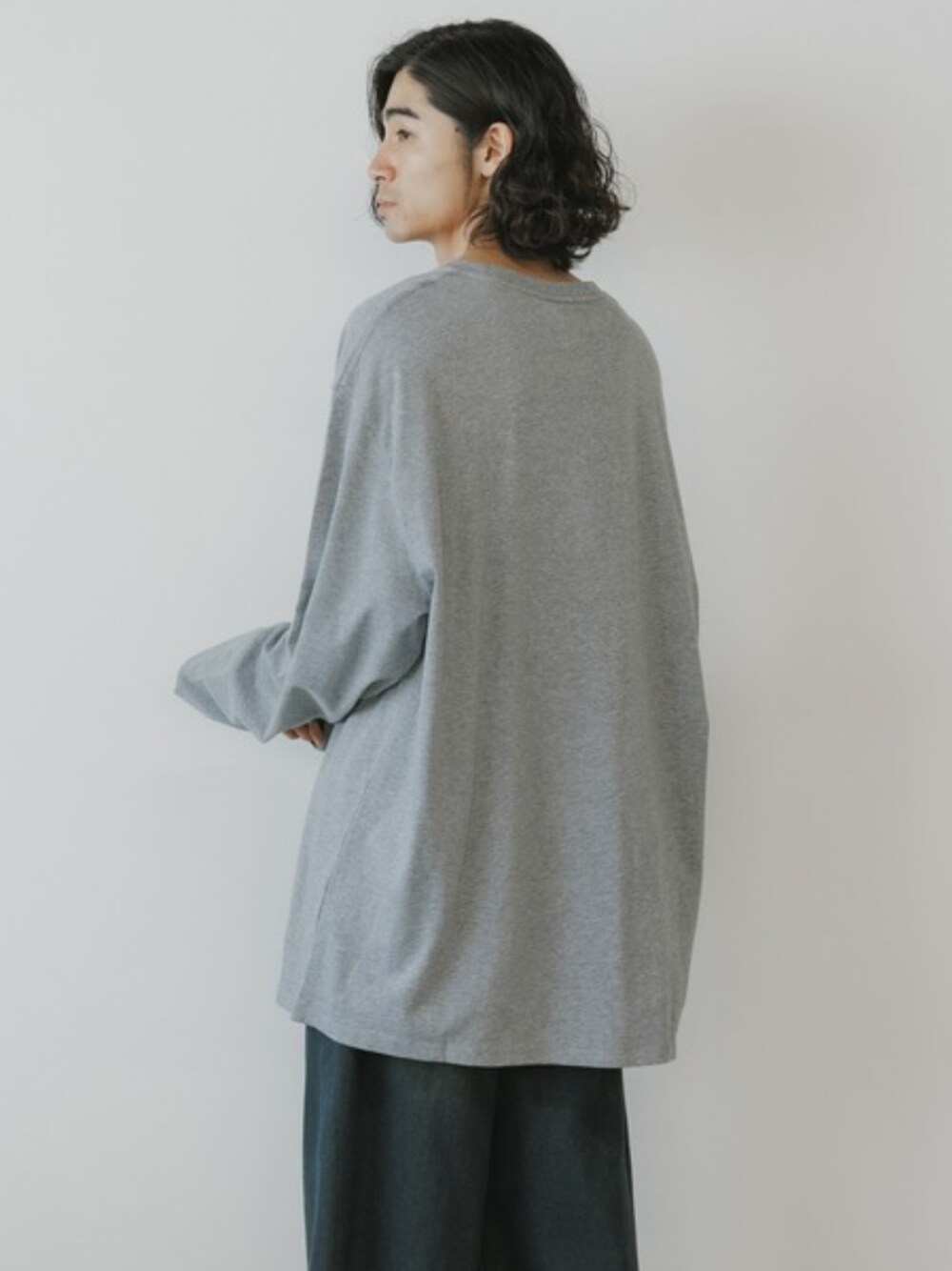 グレー系のTシャツ/カットソーを着用したメンズの夏コーディネートの1枚目の写真
