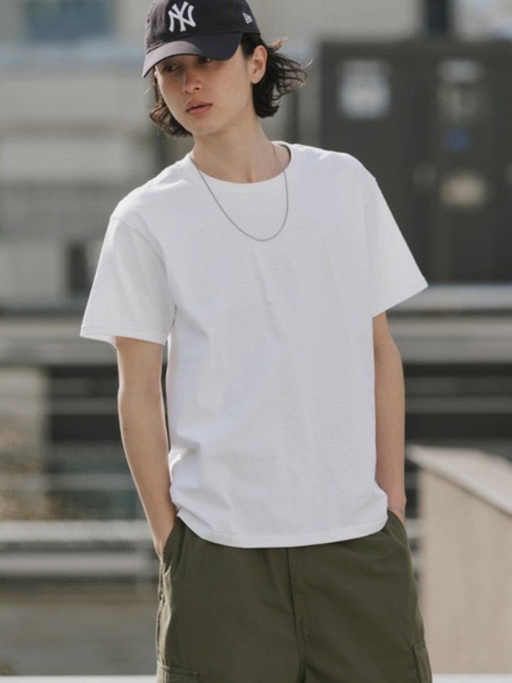 ブラック系のカーゴパンツ、ホワイト系のタンクトップ、ホワイト系のTシャツ/カットソーを着用したメンズの夏コーディネートの1枚目の写真