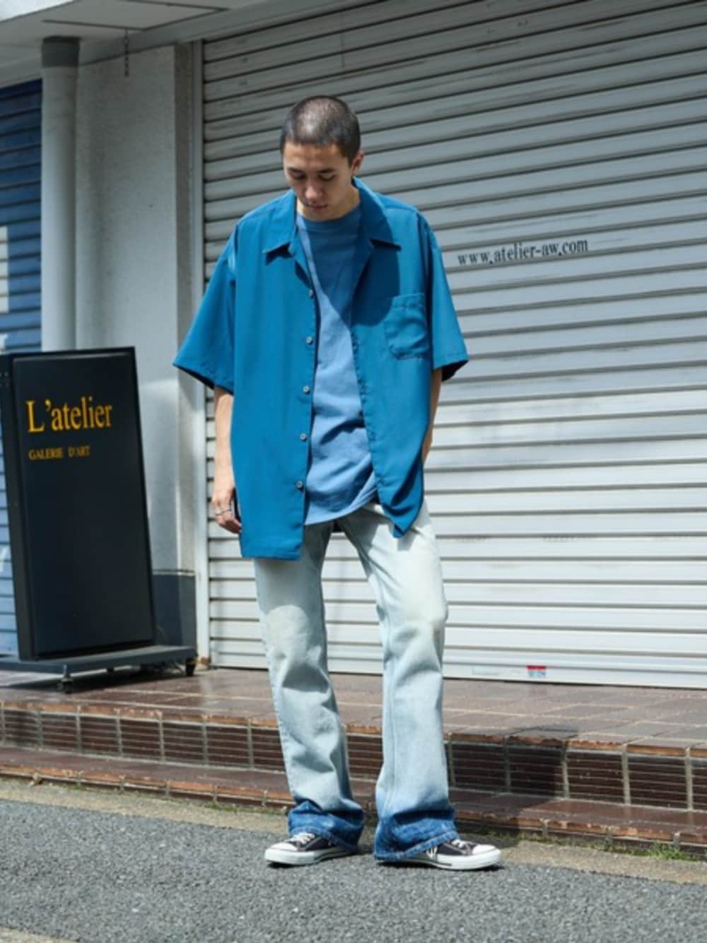 ブルー系のシャツ/ブラウスを着用したメンズの秋コーディネートの1枚目の写真