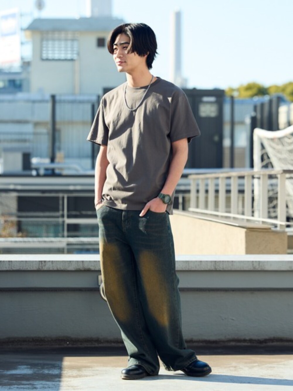 グレー系のTシャツ/カットソー、ホワイト系のタンクトップ、ブルー系のデニムパンツを着用したメンズの夏コーディネートの1枚目の写真