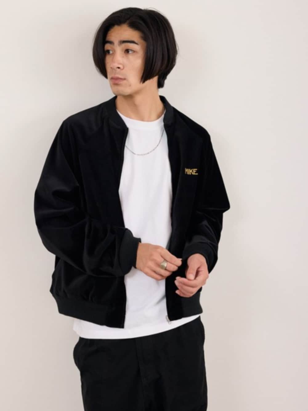 ホワイト系のTシャツ/カットソー、ブラック系のブルゾン、ブラック系のスラックスを着用したメンズの秋コーディネートの1枚目の写真