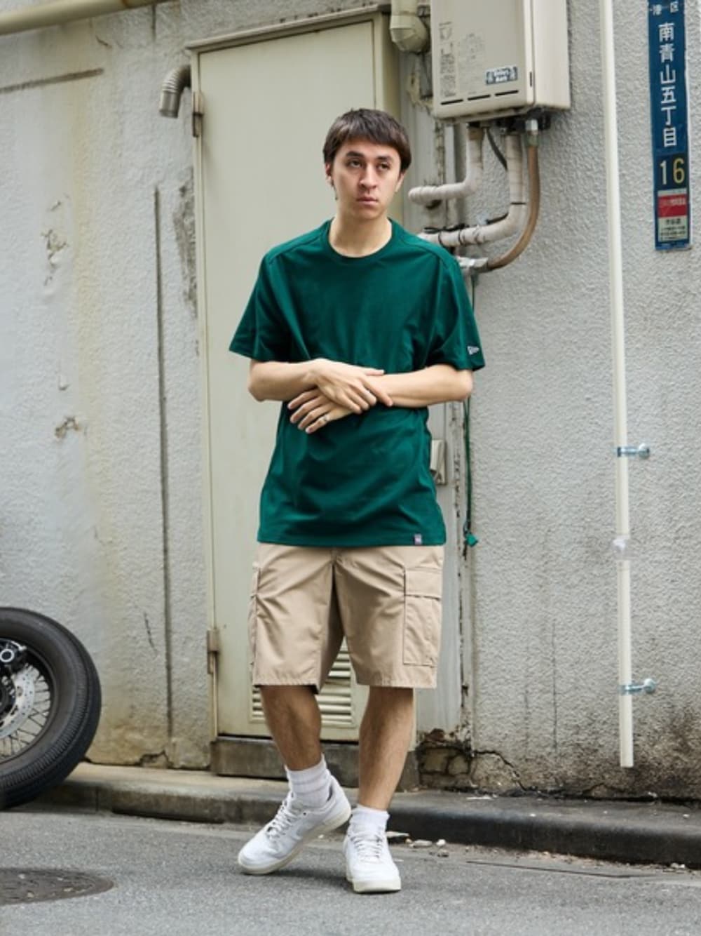 ホワイト系のタンクトップ、グリーン系のTシャツ/カットソー、ホワイト系のソックス/靴下を着用したメンズの夏コーディネートの1枚目の写真