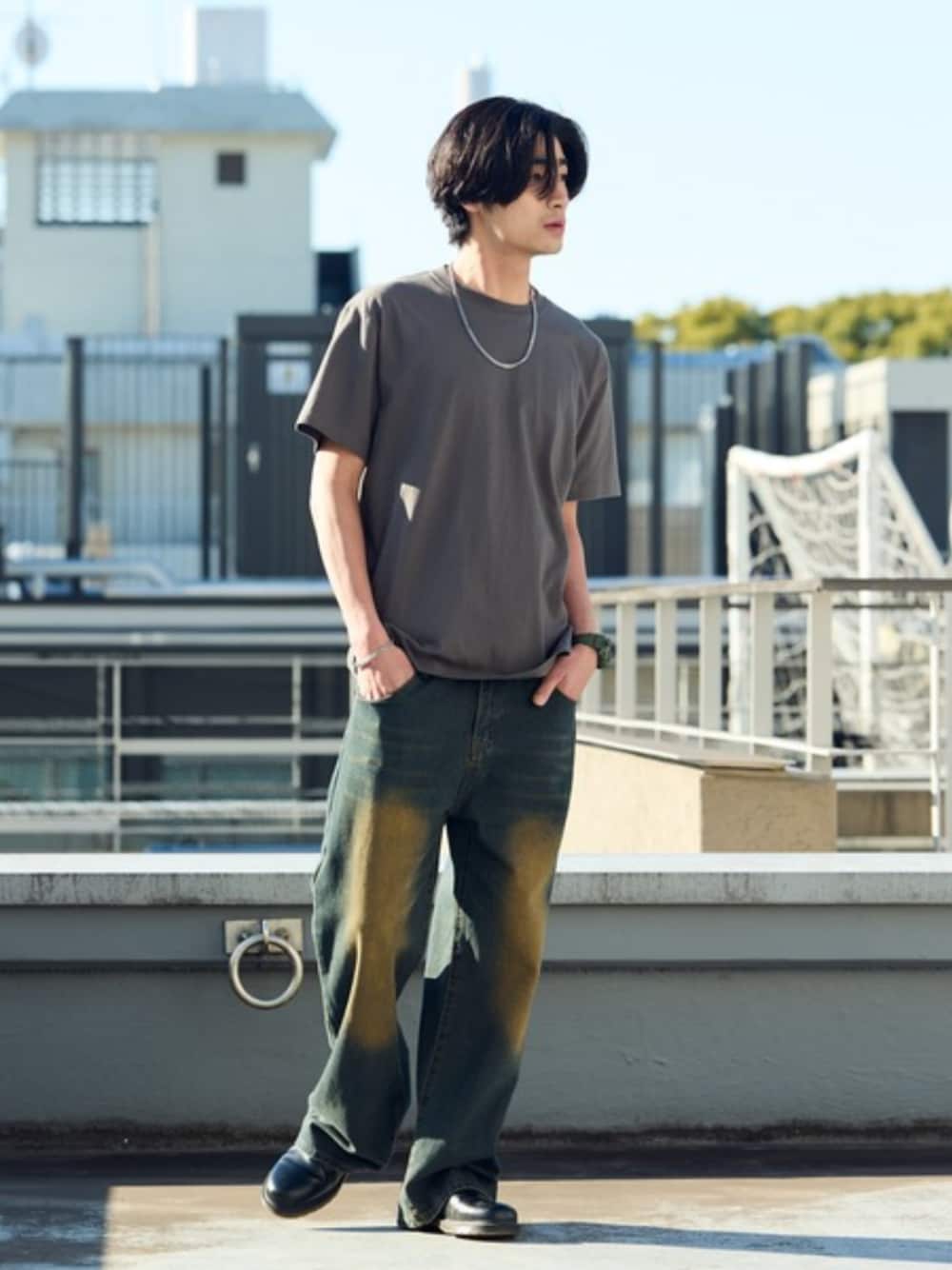 ホワイト系のタンクトップ、ブルー系のデニムパンツ、グレー系のTシャツ/カットソーを着用したメンズの夏コーディネートの1枚目の写真