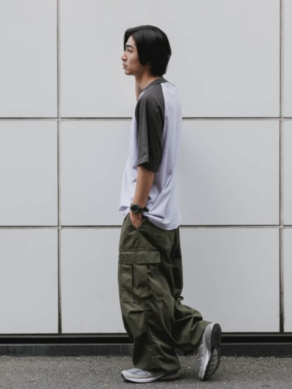 グリーン系のカーゴパンツ、ブラック系のTシャツ/カットソーを着用したメンズの夏コーディネートの1枚目の写真