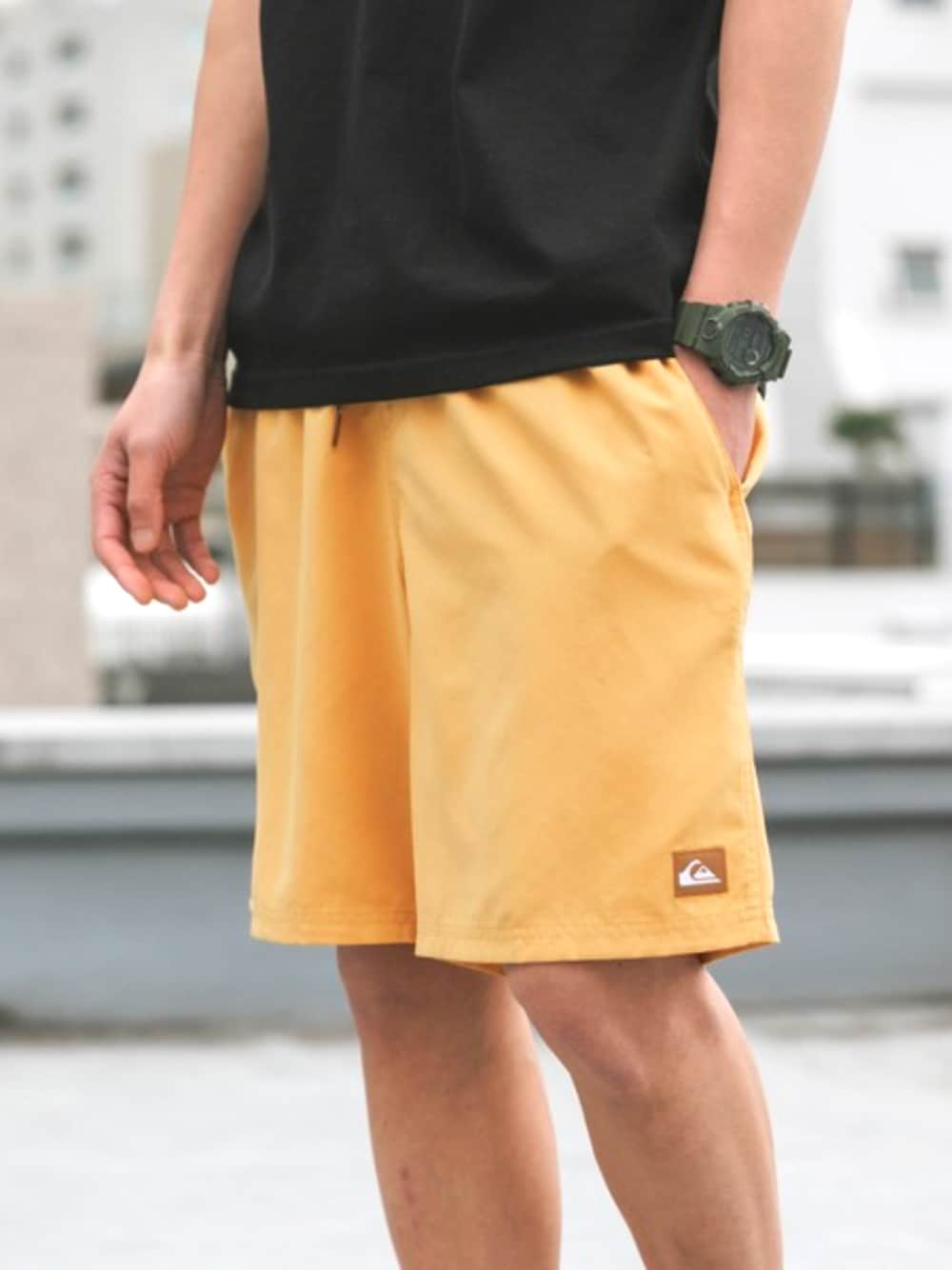 イエロー系のその他パンツ、ブラック系のTシャツ/カットソーを着用した夏コーディネートの1枚目の写真