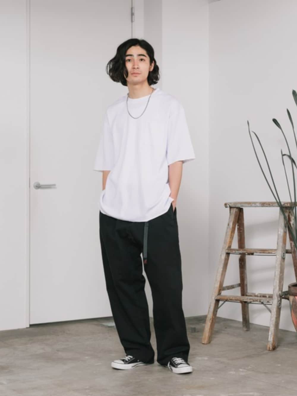 ホワイト系のTシャツ/カットソー、ブラック系のチノパンツを着用したメンズの夏コーディネートの1枚目の写真