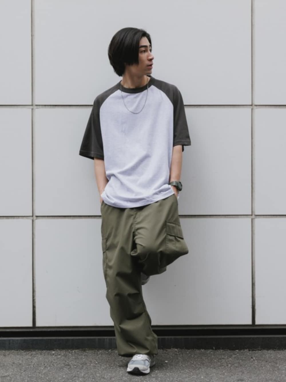 グリーン系のカーゴパンツ、ブラック系のTシャツ/カットソーを着用したメンズの夏コーディネートの1枚目の写真