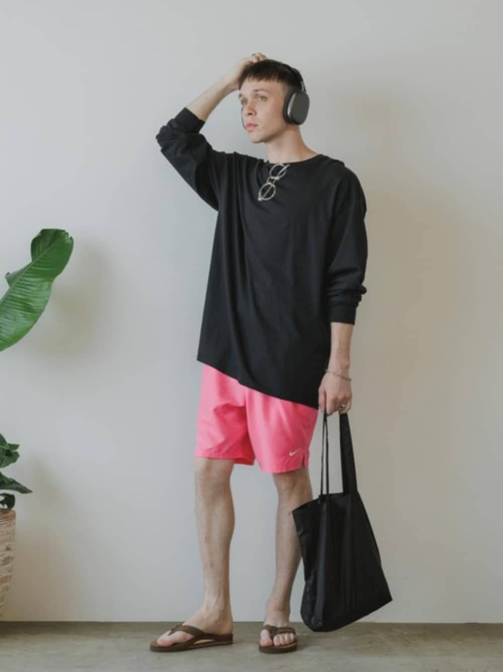 ブラック系のTシャツ/カットソー、ブラック系のトートバッグを着用したメンズの秋コーディネートの1枚目の写真