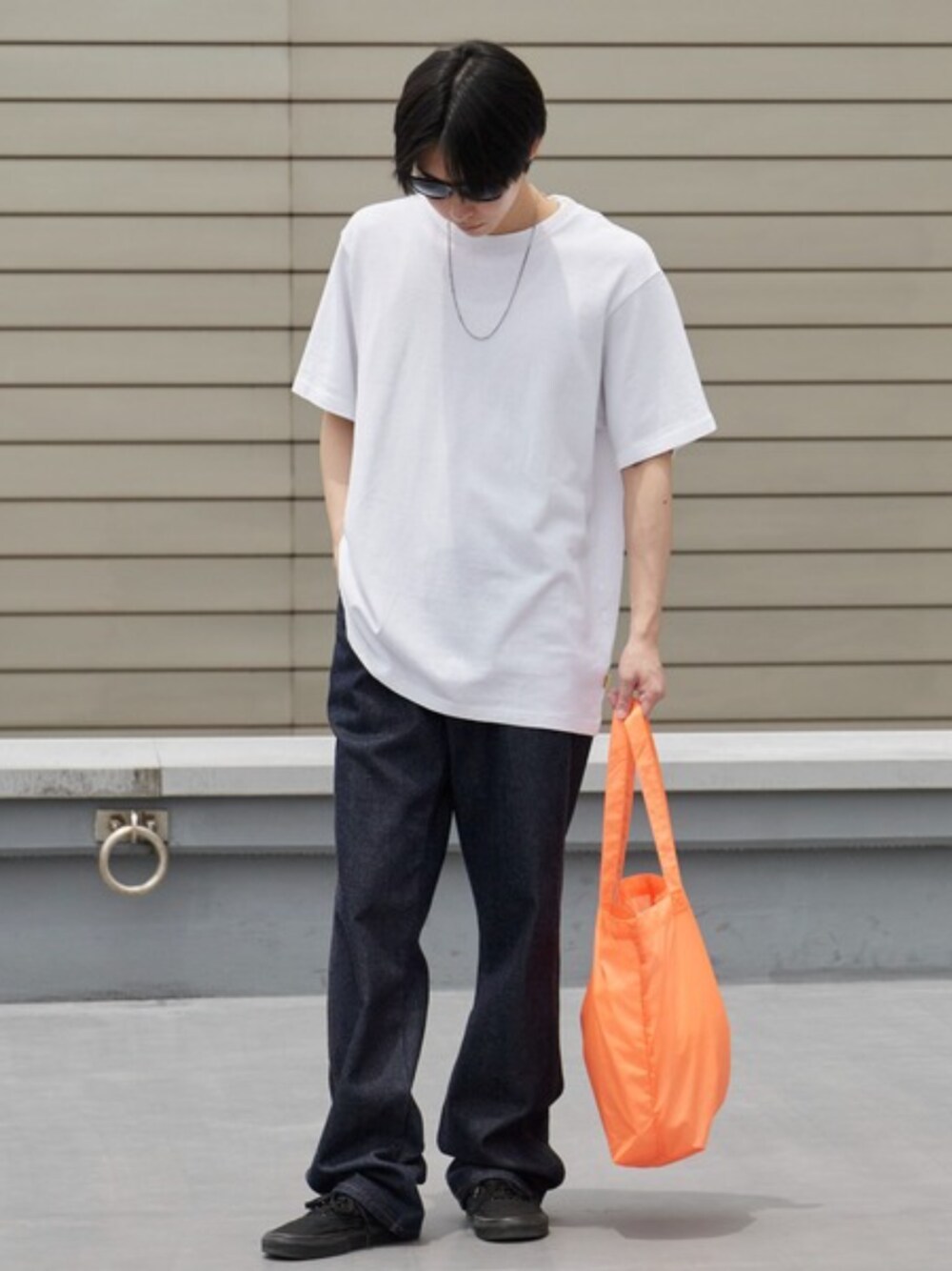 ブルー系のデニムパンツ、ホワイト系のTシャツ/カットソー、ホワイト系のソックス/靴下を着用したメンズの夏コーディネートの1枚目の写真