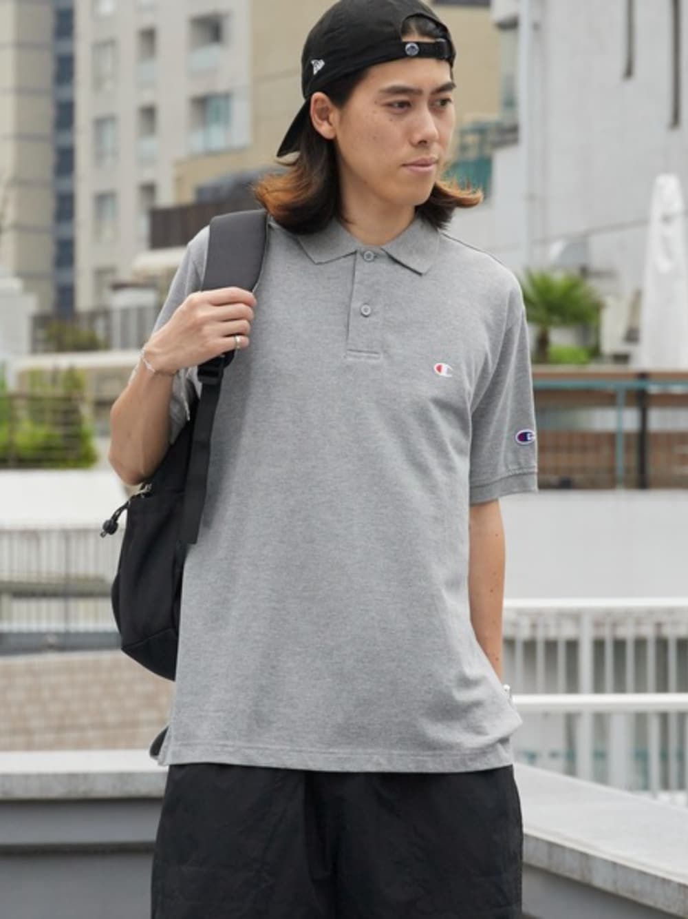 ホワイト系のタンクトップ、ブラック系のその他パンツ、グレー系のポロシャツを着用したメンズの夏コーディネートの1枚目の写真