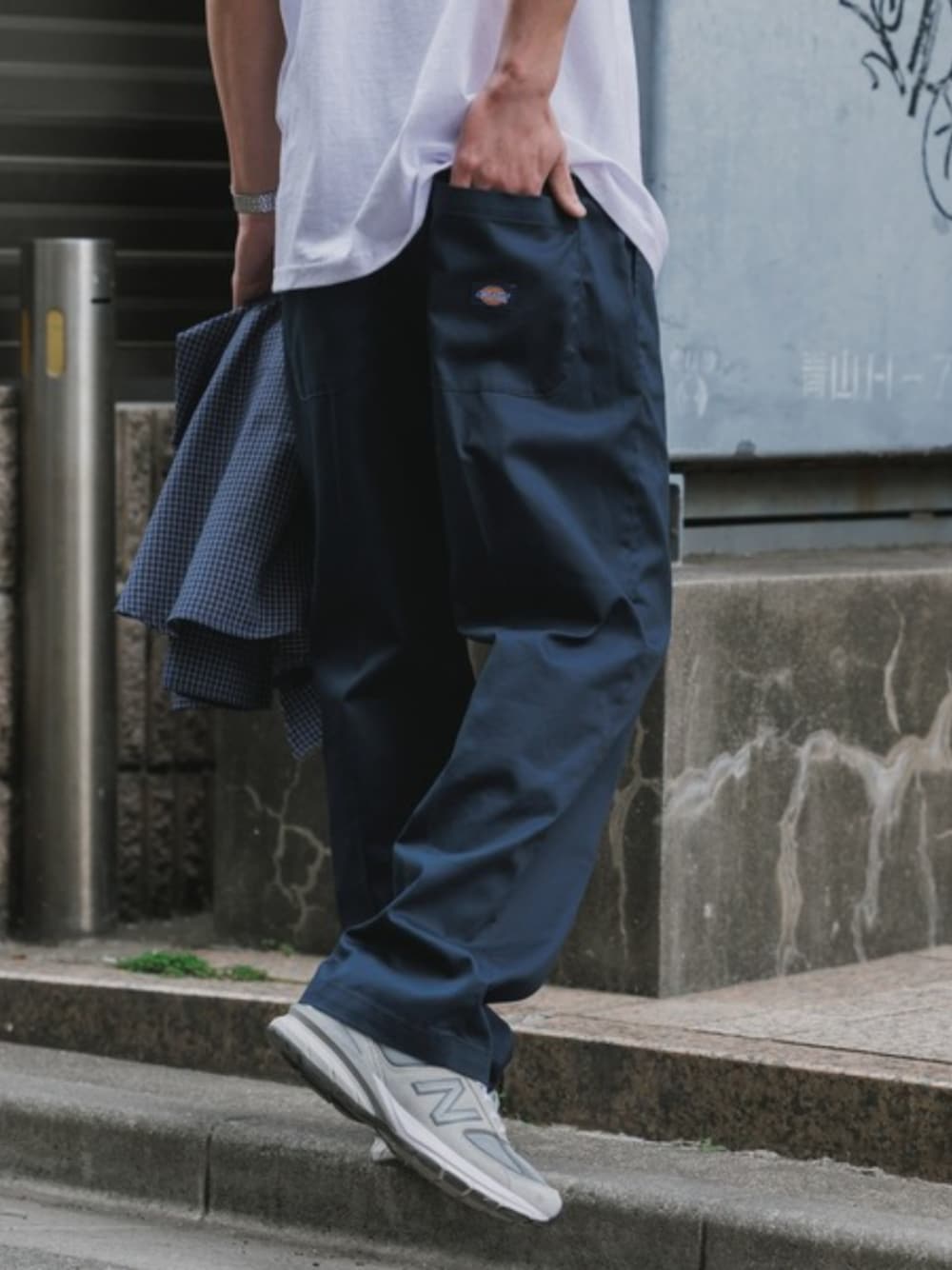 ホワイト系のTシャツ/カットソー、ブルー系のチノパンツ、ホワイト系のスニーカーを着用したメンズの夏コーディネートの1枚目の写真