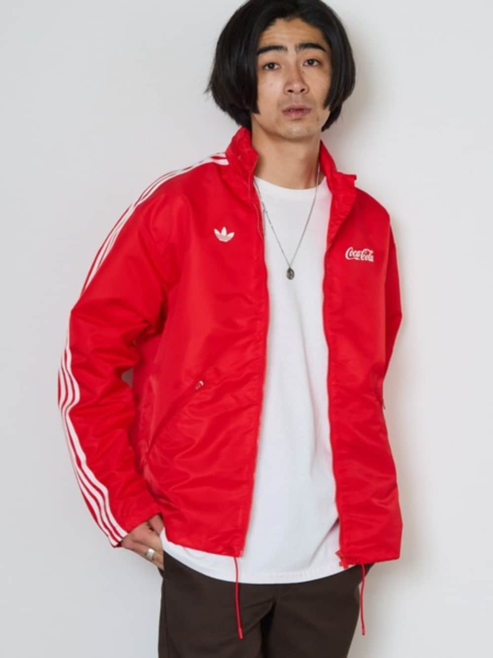 ホワイト系のTシャツ/カットソー、レッド系のジャージを着用したメンズの夏コーディネートの1枚目の写真