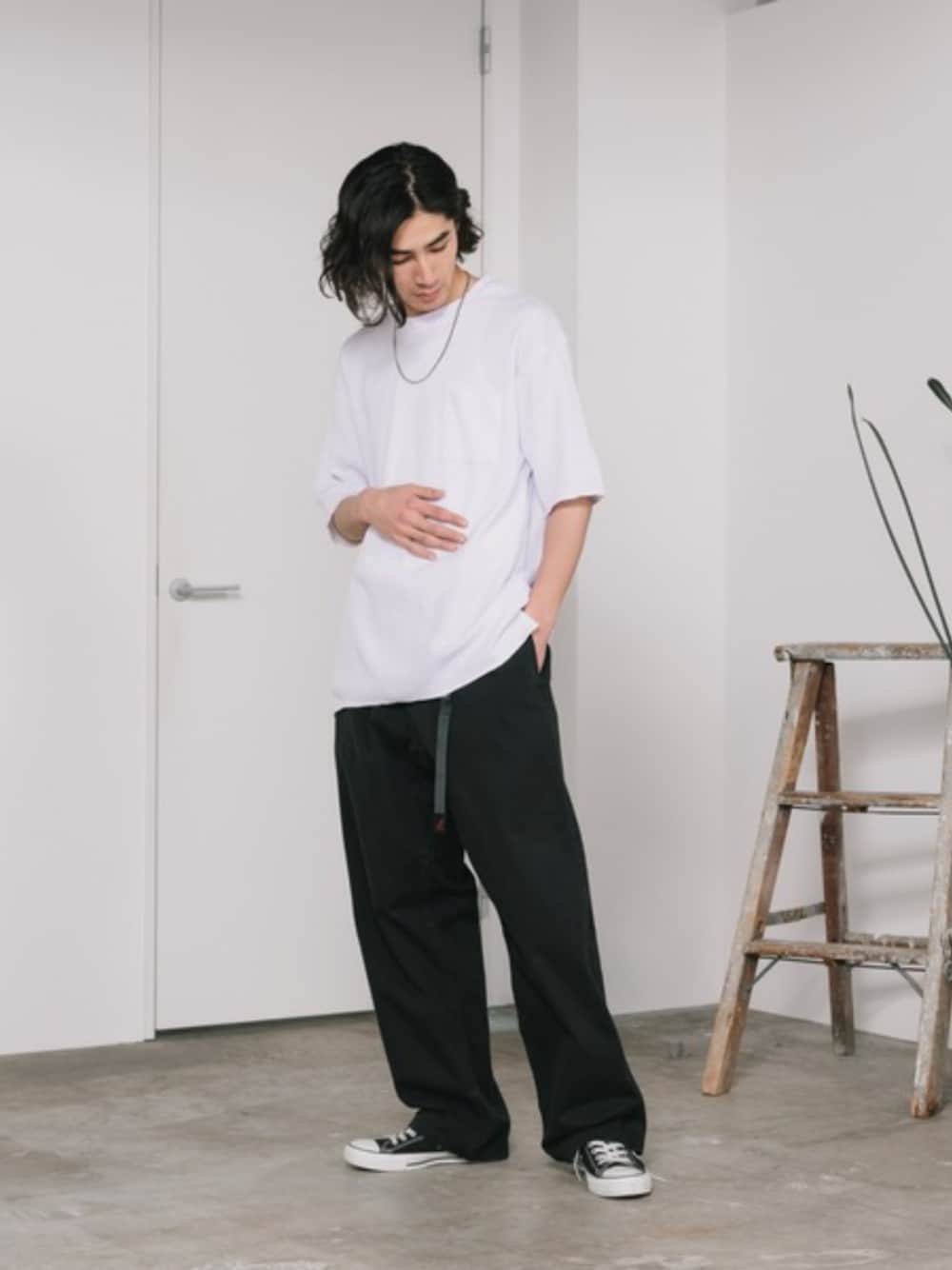 ホワイト系のTシャツ/カットソー、ブラック系のチノパンツを着用したメンズの夏コーディネートの1枚目の写真
