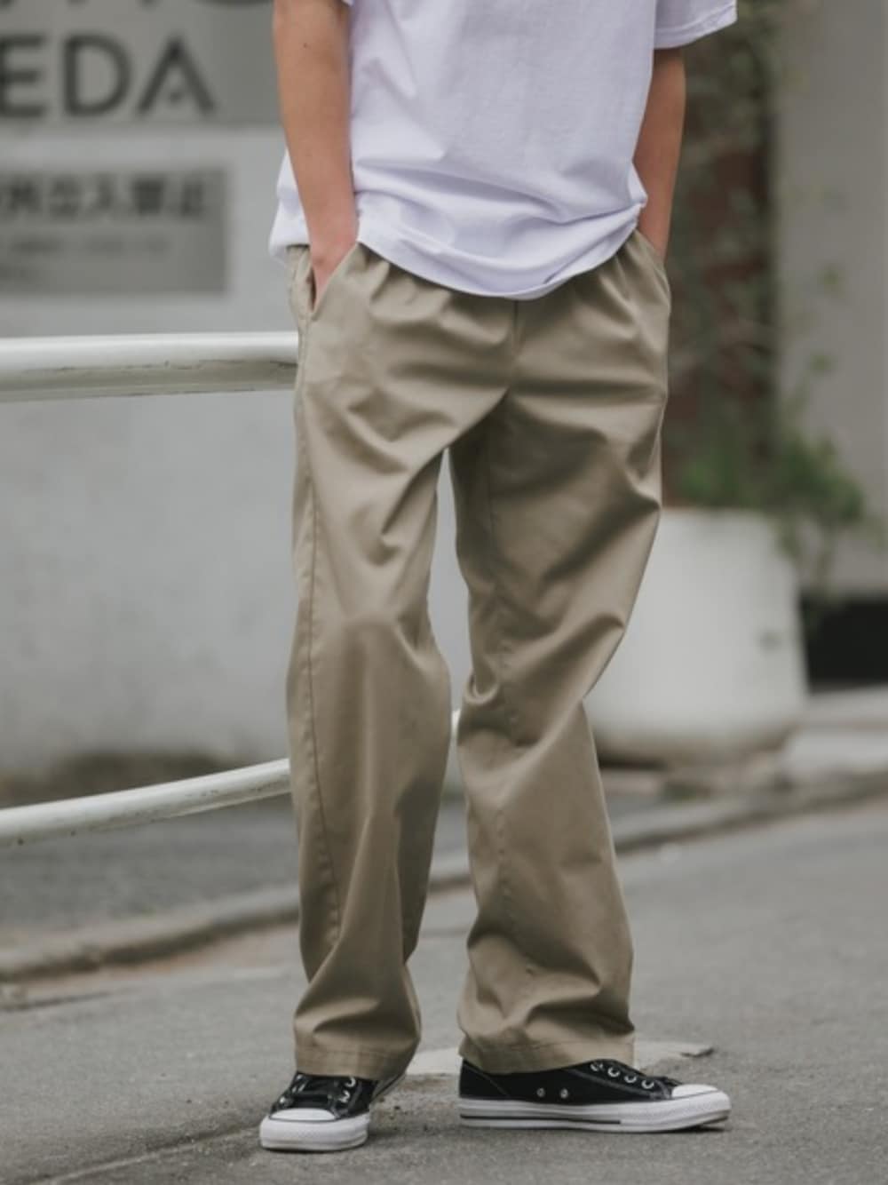 グリーン系のチノパンツ、ホワイト系のTシャツ/カットソー、ホワイト系のソックス/靴下を着用したメンズの夏コーディネートの1枚目の写真