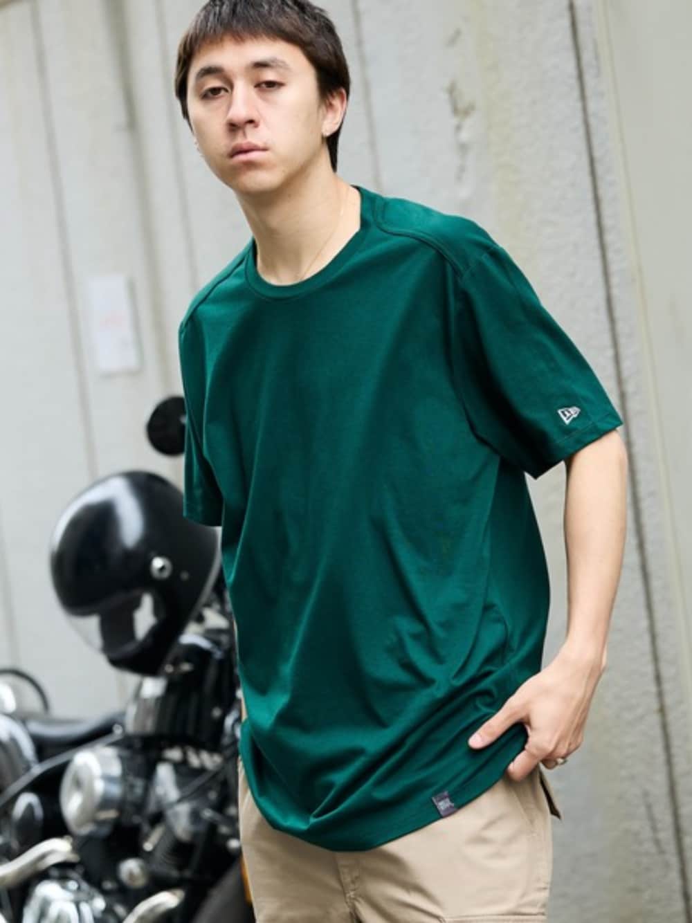 ホワイト系のタンクトップ、グリーン系のTシャツ/カットソー、ブルー系のボクサーパンツを着用したメンズの夏コーディネートの1枚目の写真
