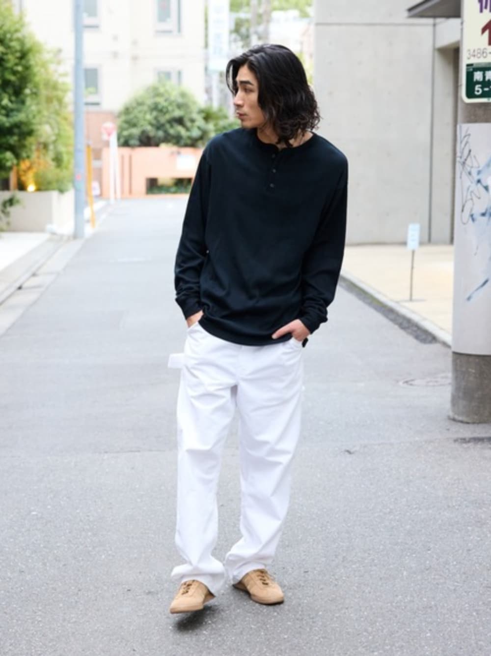 ブラウン系のスニーカー、ブラック系のTシャツ/カットソーを着用したメンズの秋コーディネートの1枚目の写真