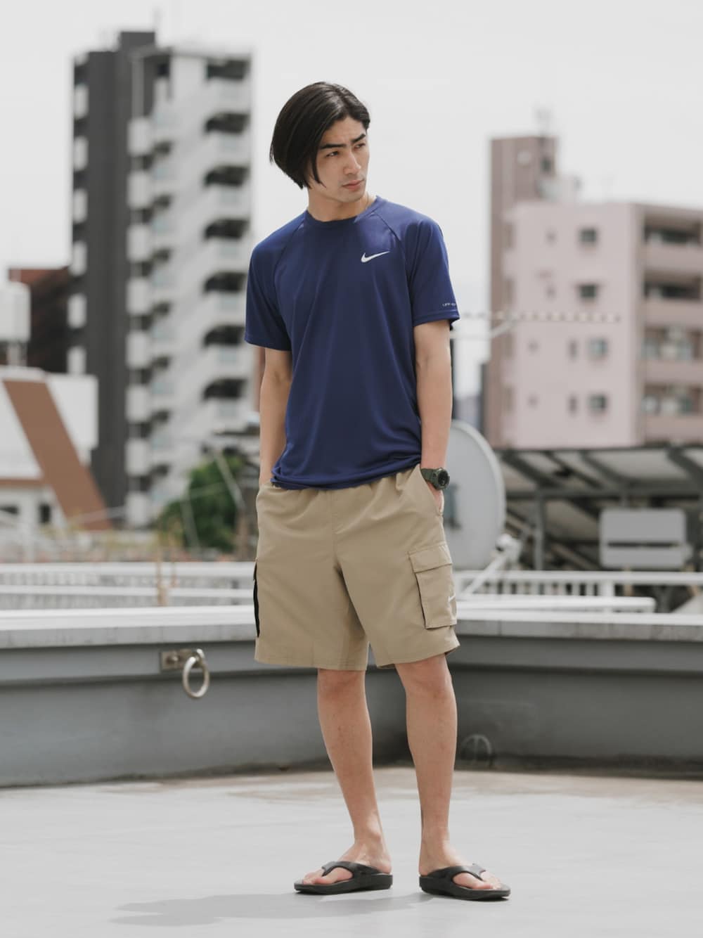 ブルー系のTシャツ/カットソー、ブラック系のサンダル、ベージュ系のカーゴパンツを着用したメンズの春コーディネートの1枚目の写真
