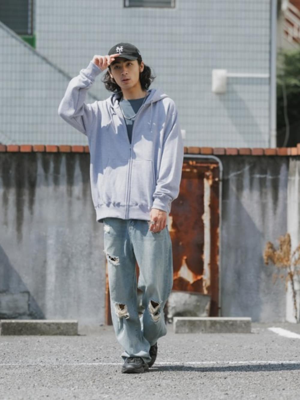 グレー系のパーカー、ブルー系のTシャツ/カットソー、ブルー系のデニムパンツを着用したメンズの夏コーディネートの1枚目の写真