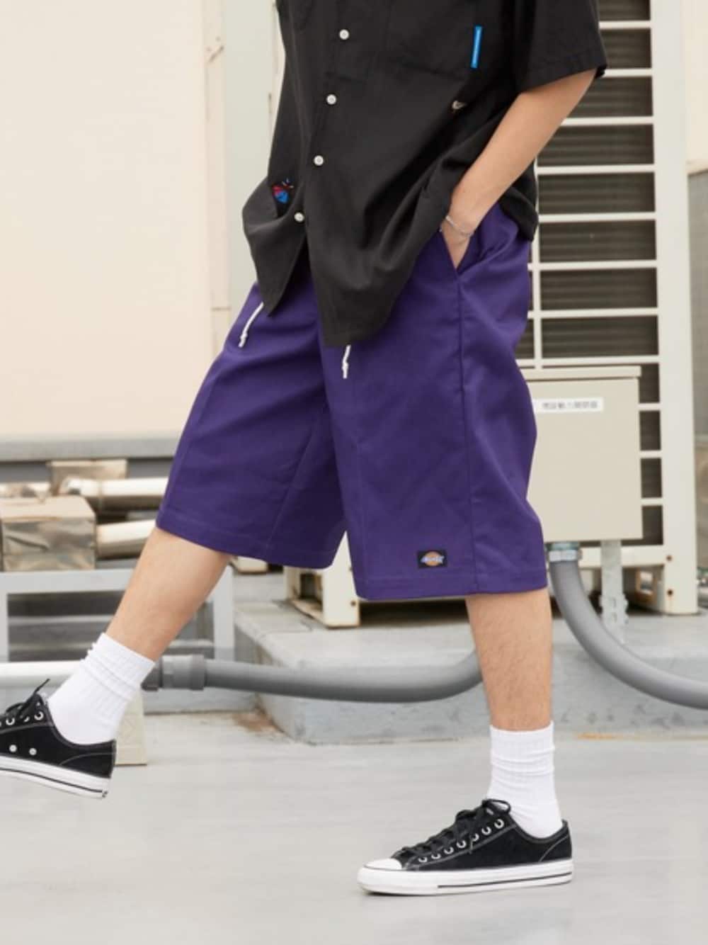 ホワイト系のタンクトップ、パープル系のチノパンツ、ブラック系のシャツ/ブラウスを着用したメンズの夏コーディネートの1枚目の写真