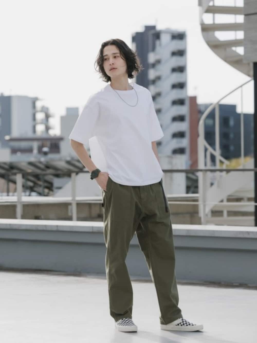 ホワイト系のTシャツ/カットソー、グリーン系のチノパンツ、ホワイト系のソックス/靴下を着用したメンズの夏コーディネートの1枚目の写真