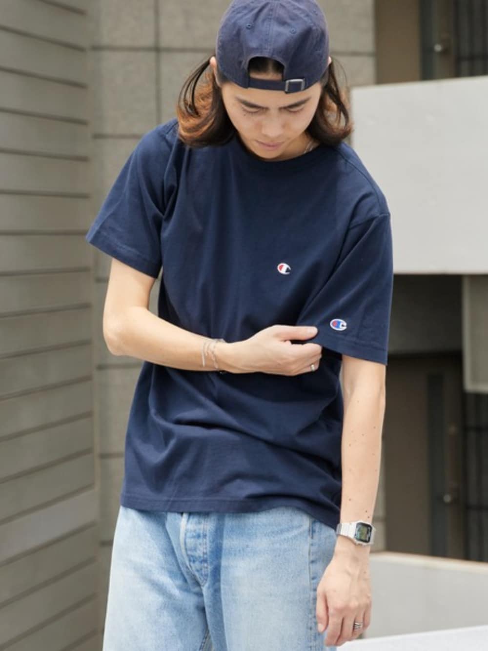 ブルー系のTシャツ/カットソー、ブルー系のキャップを着用したメンズの夏コーディネートの1枚目の写真