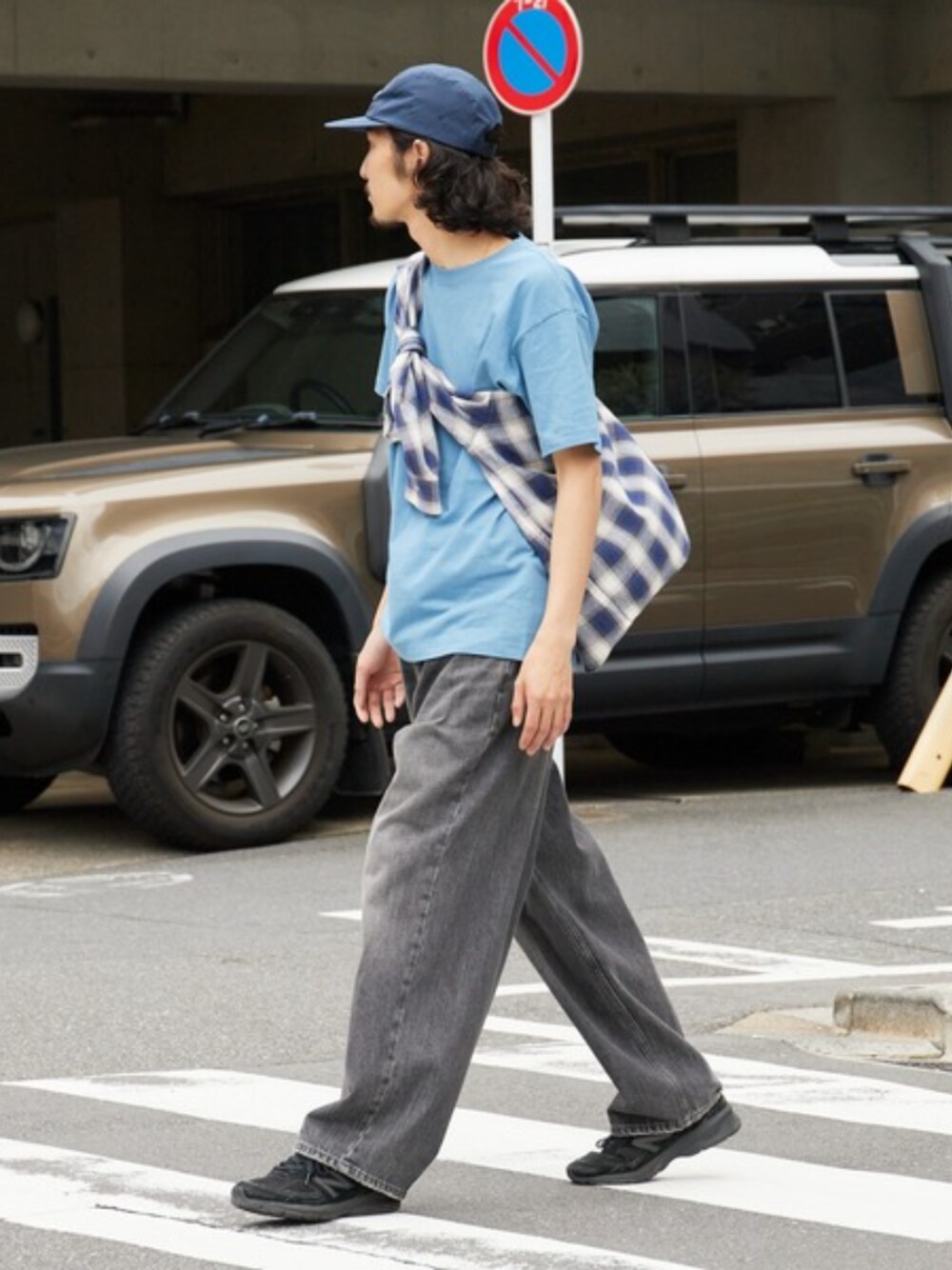 ブルー系のTシャツ/カットソー、ブラック系のデニムパンツ、ブルー系のキャップを着用したメンズの夏コーディネートの1枚目の写真