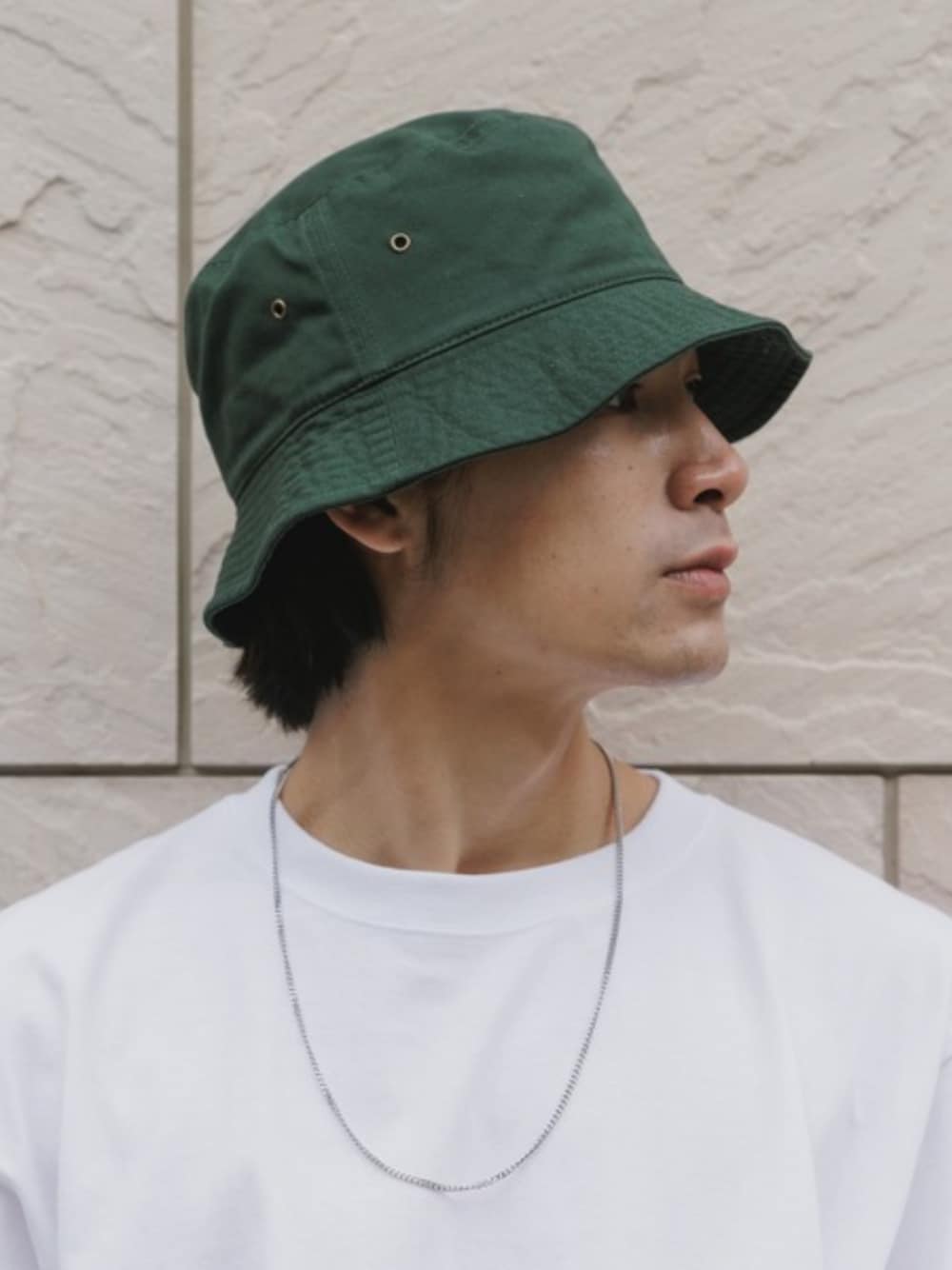 ホワイト系のTシャツ/カットソー、グリーン系のハットを着用したメンズの夏コーディネートの1枚目の写真