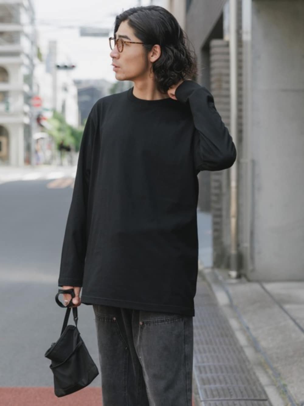 ホワイト系のタンクトップ、ブラック系のTシャツ/カットソー、ブラック系のデニムパンツを着用したメンズの夏コーディネートの1枚目の写真