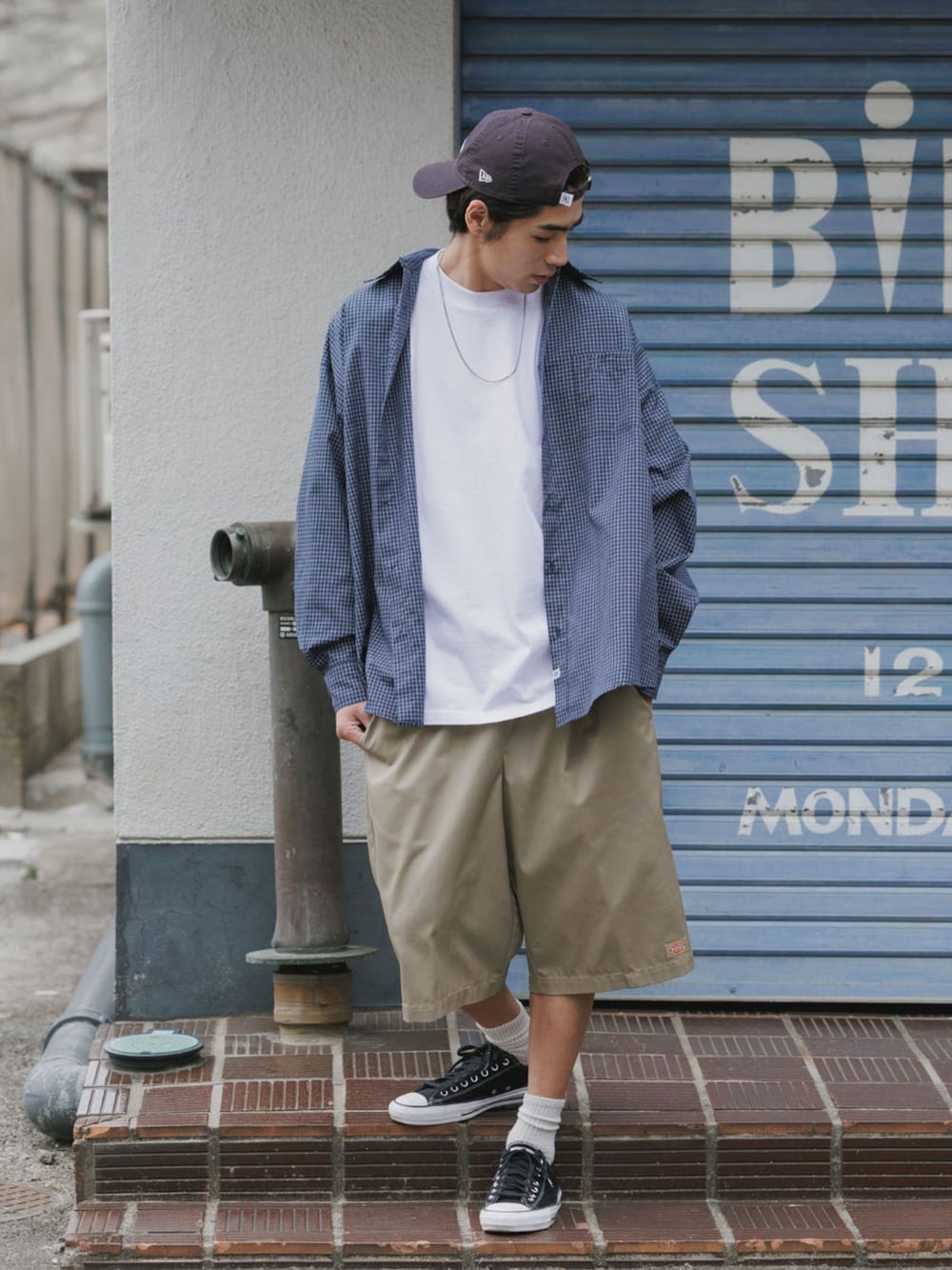 ホワイト系のTシャツ/カットソー、グリーン系のチノパンツを着用したメンズの春コーディネートの1枚目の写真