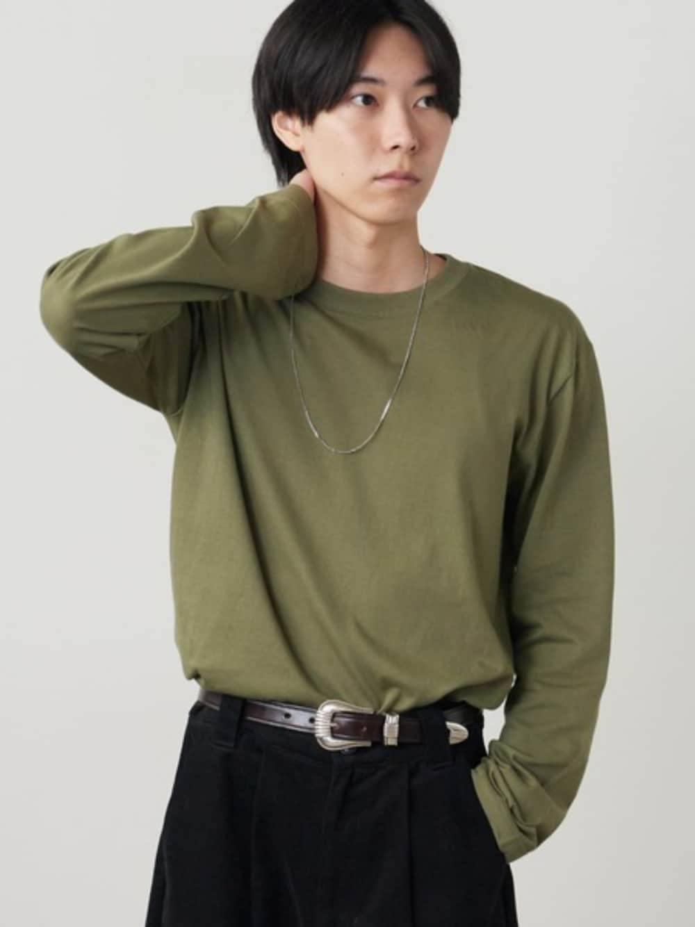 グリーン系のTシャツ/カットソーを着用したメンズの夏コーディネートの1枚目の写真