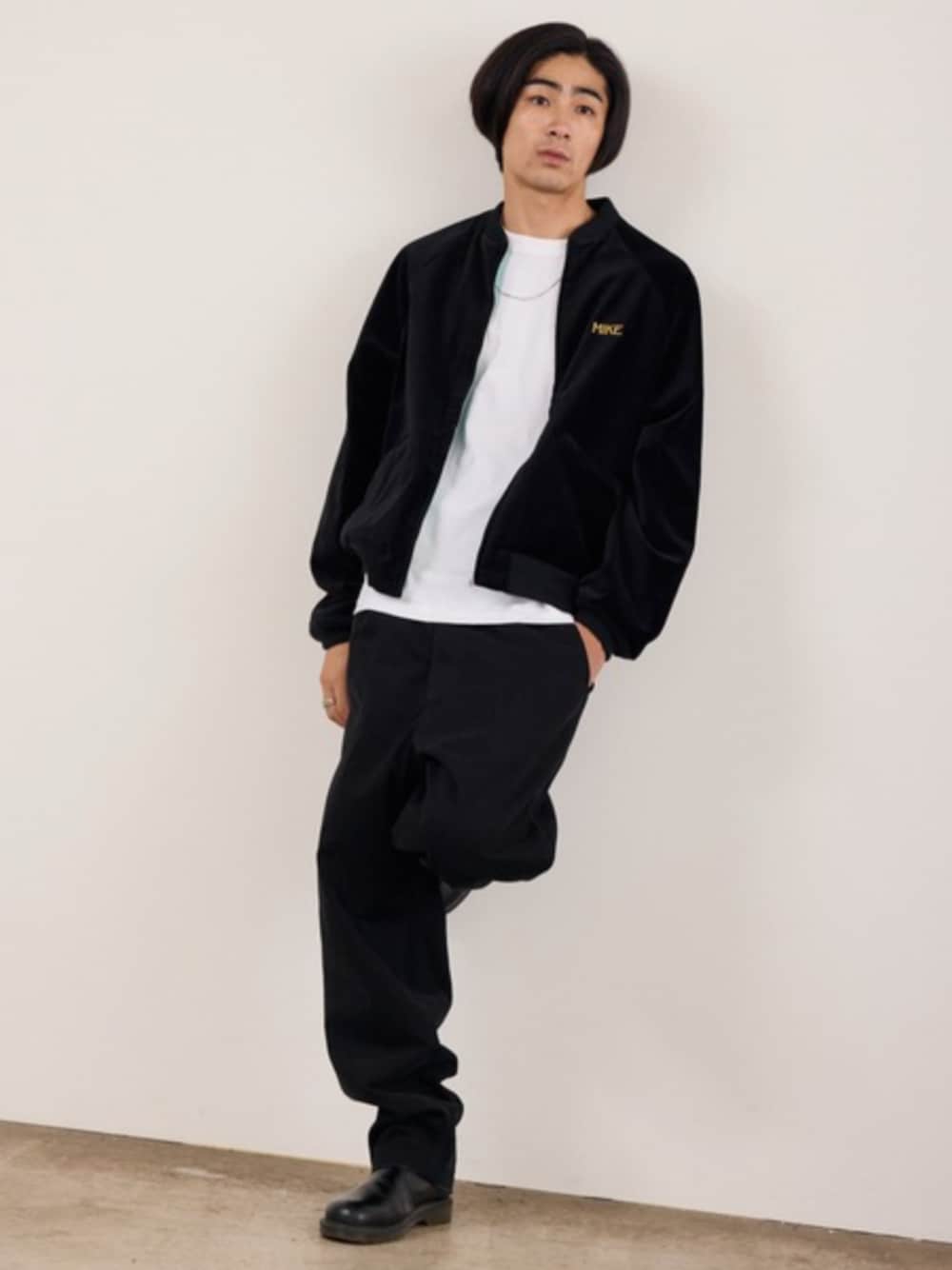 ホワイト系のTシャツ/カットソー、ブラック系のブルゾン、ブラック系のスラックスを着用したメンズの秋コーディネートの1枚目の写真