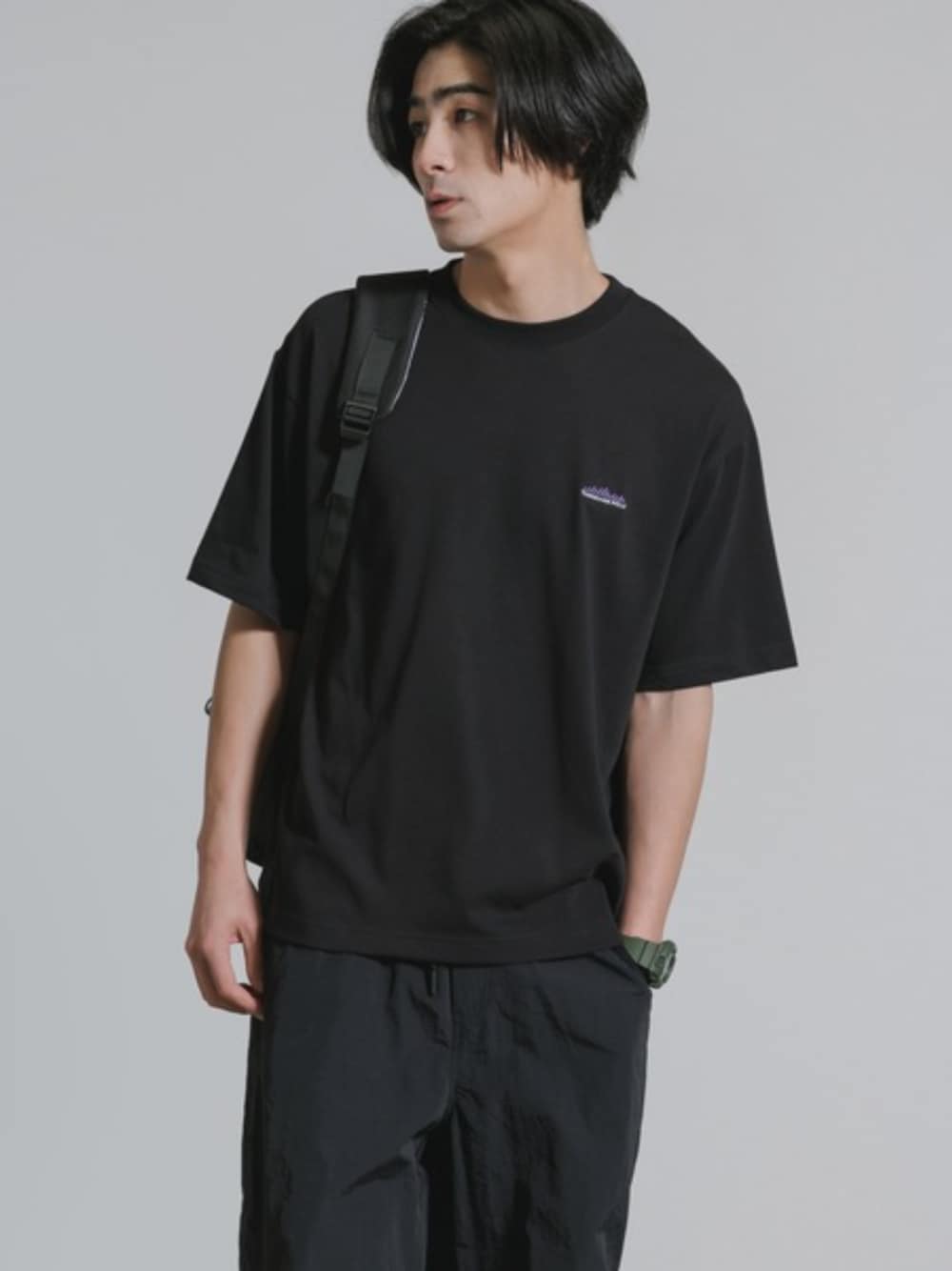 ブラック系のTシャツ/カットソーを着用した夏コーディネートの1枚目の写真