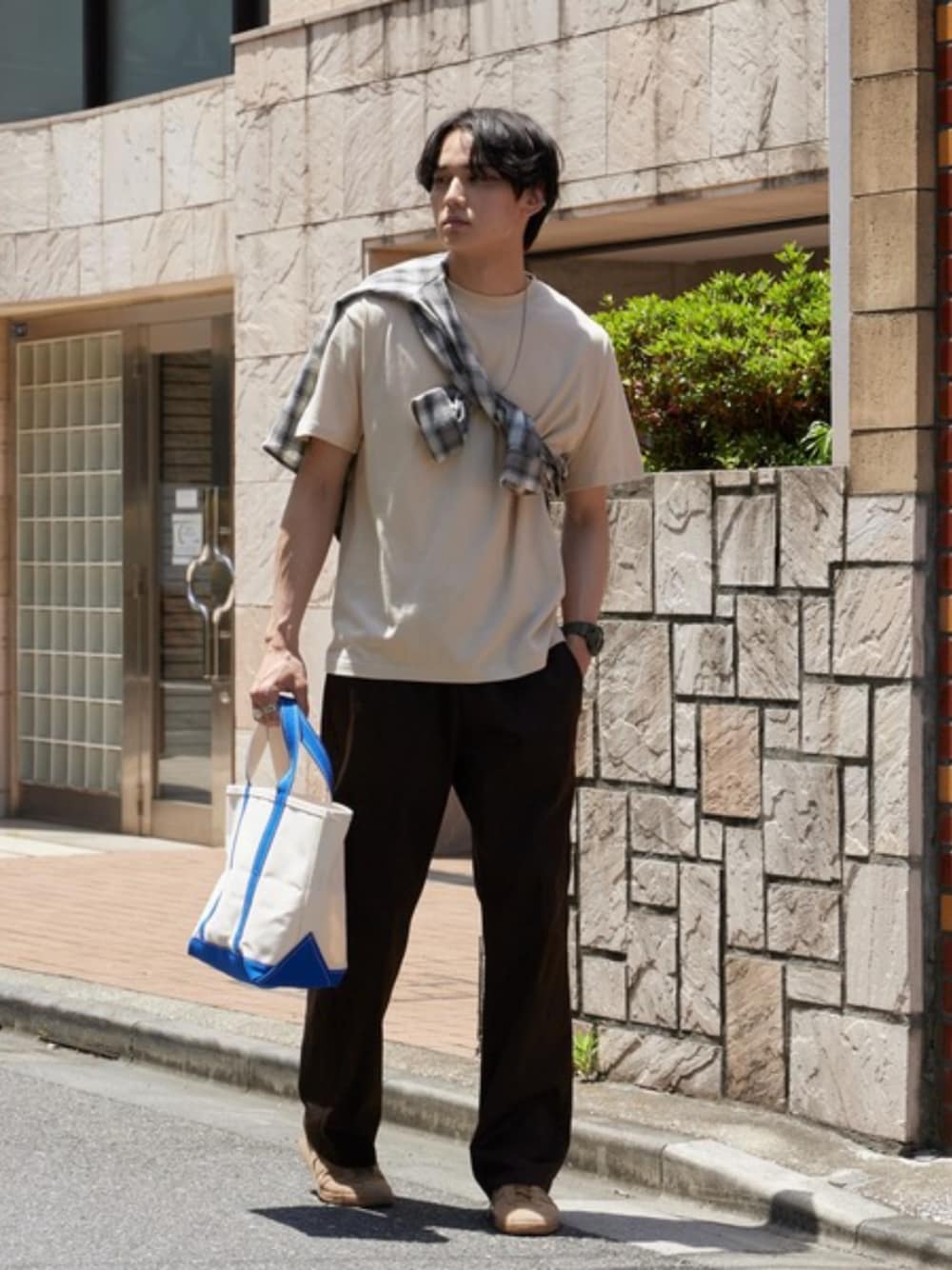 ブラック系のシャツ/ブラウス、ブラウン系のチノパンツ、ベージュ系のTシャツ/カットソーを着用したメンズの夏コーディネートの1枚目の写真